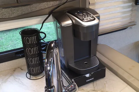 CJ's Thor Modern RV - Sleeps 9