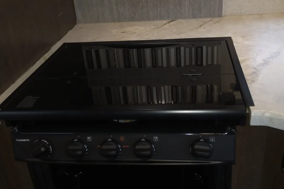 CJ's Thor Modern RV - Sleeps 9