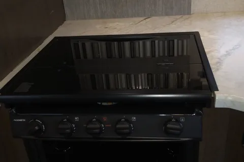 CJ's Thor Modern RV - Sleeps 9