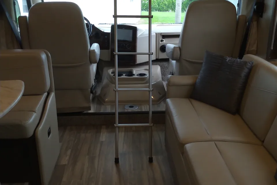 CJ's Thor Modern RV - Sleeps 9