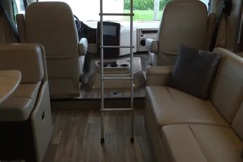 CJ's Thor Modern RV - Sleeps 9
