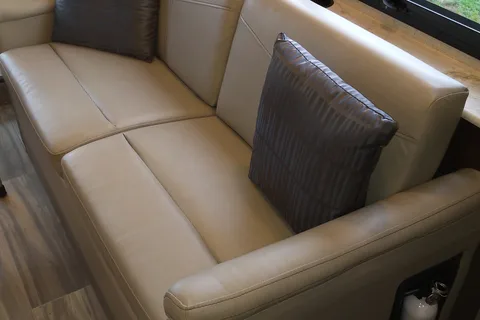CJ's Thor Modern RV - Sleeps 9