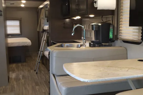 CJ's Thor Modern RV - Sleeps 9