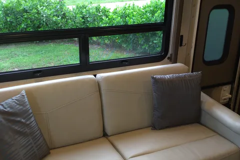 CJ's Thor Modern RV - Sleeps 9