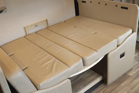 CJ's Thor Modern RV - Sleeps 9