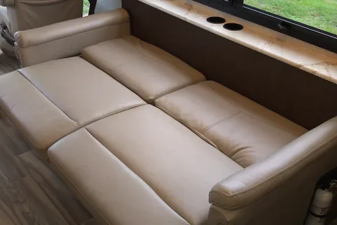 CJ's Thor Modern RV - Sleeps 9