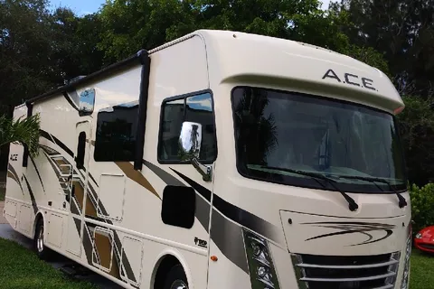 CJ's Thor Modern RV - Sleeps 9