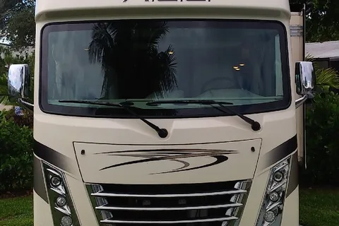 CJ's Thor Modern RV - Sleeps 9