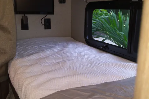 CJ's Thor Modern RV - Sleeps 9