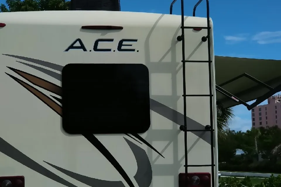 CJ's Thor Modern RV - Sleeps 9