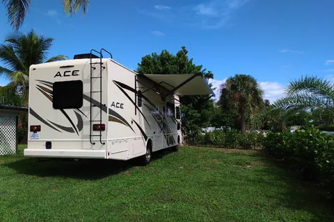 CJ's Thor Modern RV - Sleeps 9