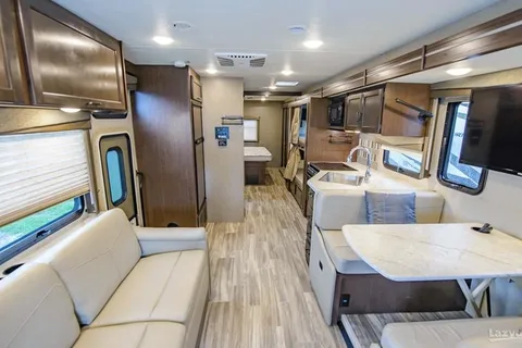 CJ's Thor Modern RV - Sleeps 9