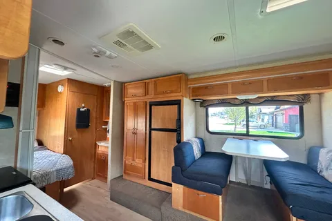 Adventure-Ready Sunseeker 26' Motorhome – Your Home on the Road!