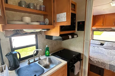 Adventure-Ready Sunseeker 26' Motorhome – Your Home on the Road!