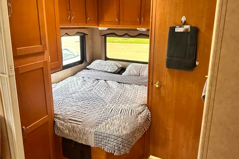 Adventure-Ready Sunseeker 26' Motorhome – Your Home on the Road!