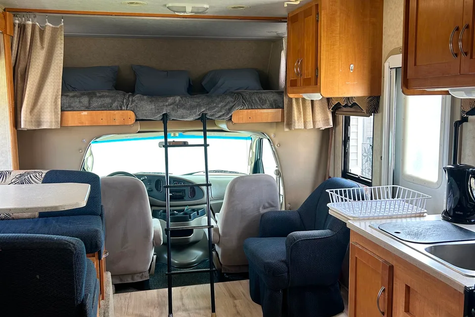 Adventure-Ready Sunseeker 26' Motorhome – Your Home on the Road!