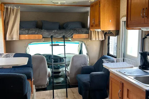 Adventure-Ready Sunseeker 26' Motorhome – Your Home on the Road!