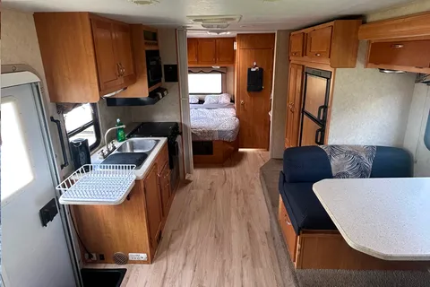 Adventure-Ready Sunseeker 26' Motorhome – Your Home on the Road!