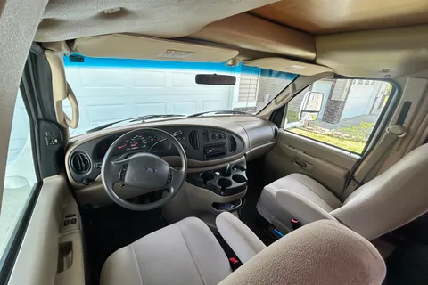 Adventure-Ready Sunseeker 26' Motorhome – Your Home on the Road!