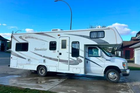 Adventure-Ready Sunseeker 26' Motorhome – Your Home on the Road!