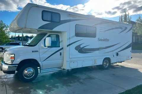 Adventure-Ready Sunseeker 26' Motorhome – Your Home on the Road!