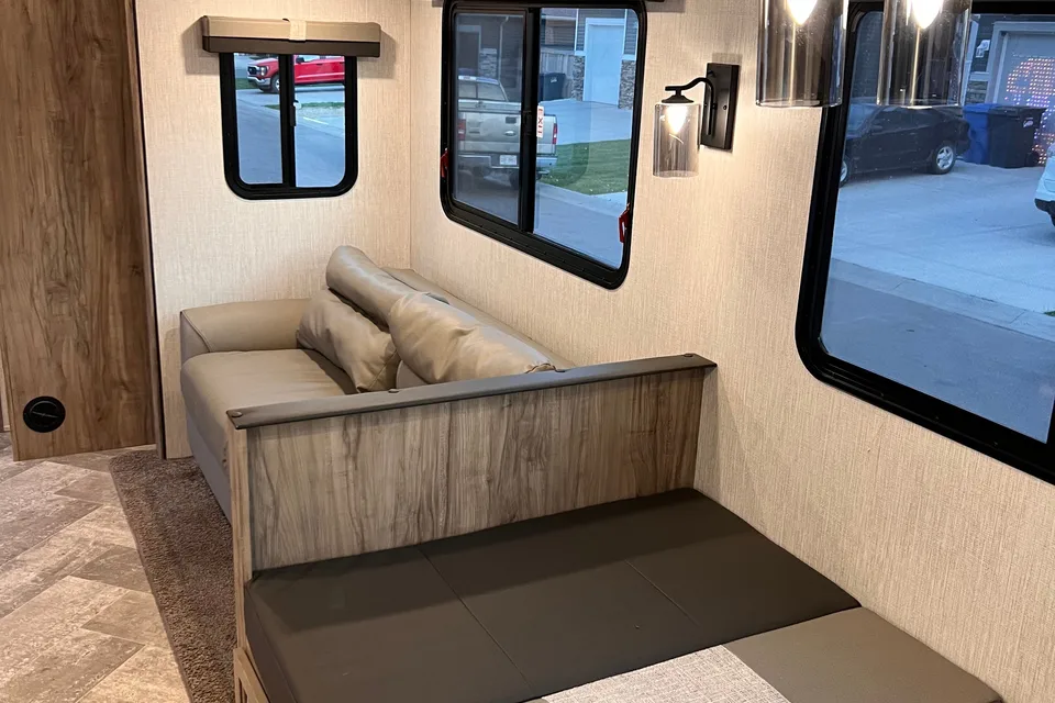 Shayne 's Palomino Solaire 258rbs Travel Trailer