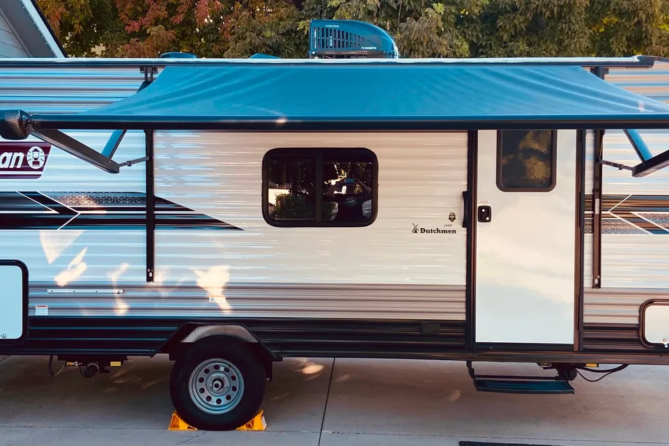 Light-Weight 2022 Dutchman 18BH Trailer