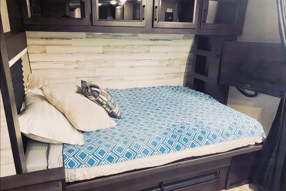 Cora and Trav’s Jayco Jay Feather 199mbs Travel Trailer AKA: Rig E Smalls