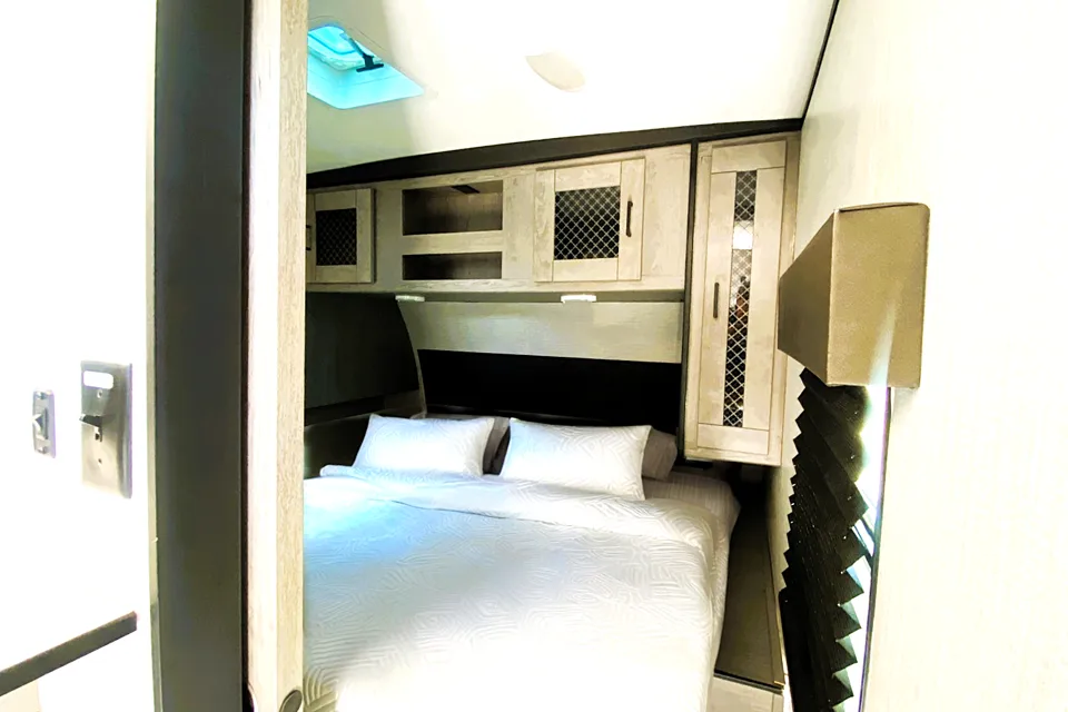 ☁️ Marshmallow Dream ☁️ Slide-Out Space. Sleeps 10 in Comfort & Style