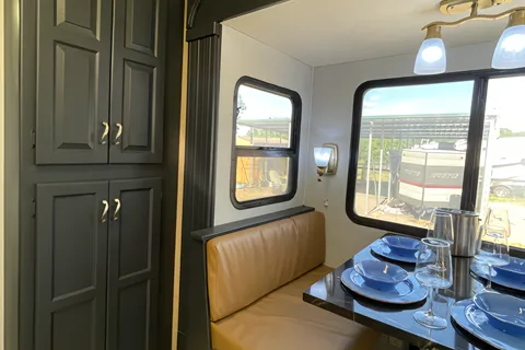 Newmar class A TOY HAULER Class A CL37