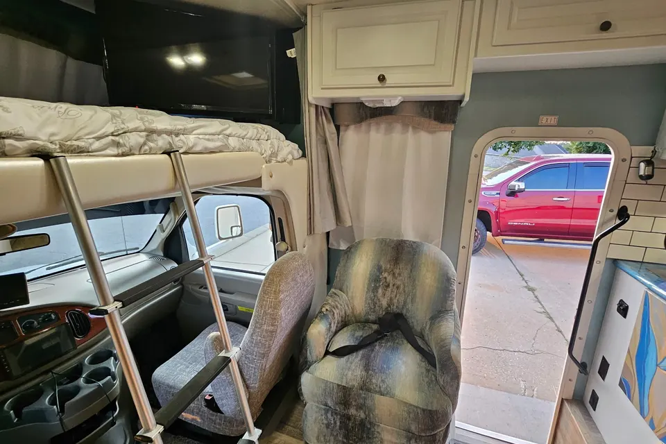 Four Winds Chateau 31B Class C Moyorhome