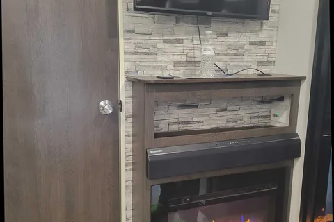 Country Charm RV; Luxe Listing