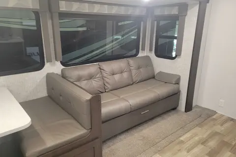 Country Charm RV; Luxe Listing