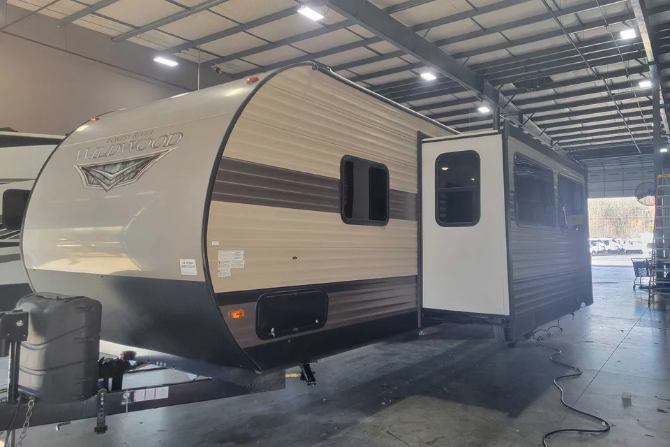 Country Charm RV; Luxe Listing