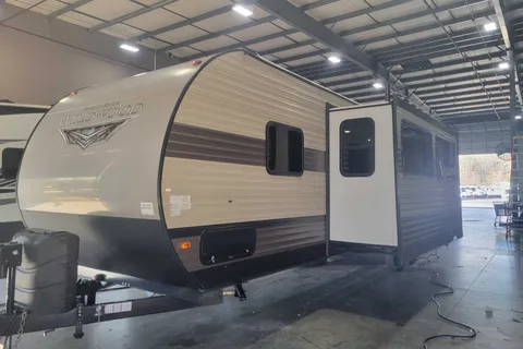 Country Charm RV; Luxe Listing