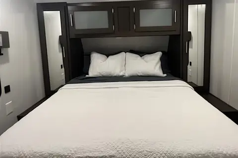 Country Charm RV; Luxe Listing