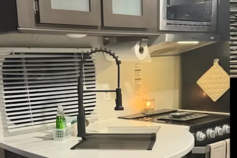 Country Charm RV; Luxe Listing