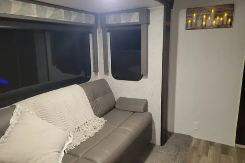 Country Charm RV; Luxe Listing