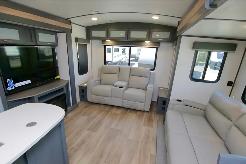 Paws & Relax: Your Pet-Friendly Camper Adventure Awaits!