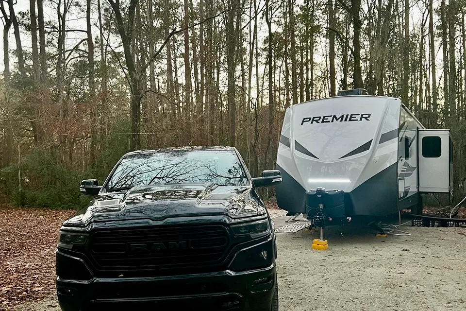 Paws & Relax: Your Pet-Friendly Camper Adventure Awaits!