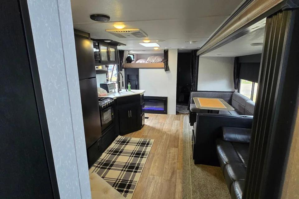 Cherokee Limited 294GEBG, Luxury with Complementary items!