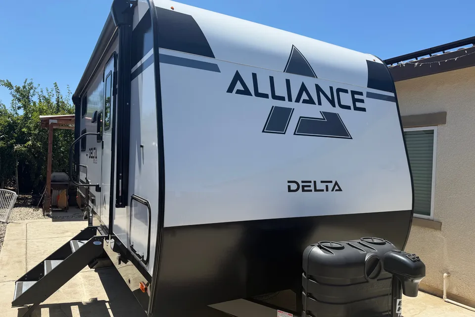 Louie's NEW AllianceTravel Trailer on intro promo!