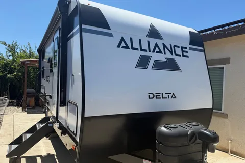 Louie's NEW AllianceTravel Trailer on intro promo!