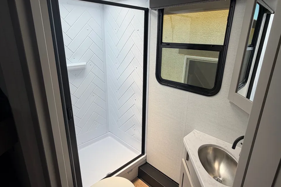 Louie's NEW AllianceTravel Trailer on intro promo!