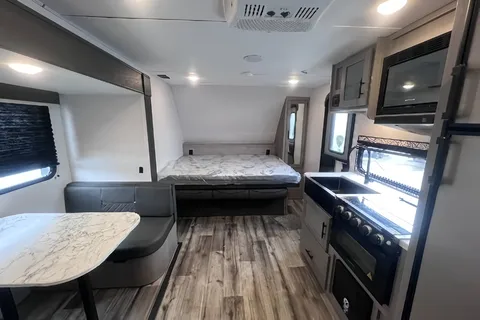 Maria's Coleman 1905bh Travel Trailer