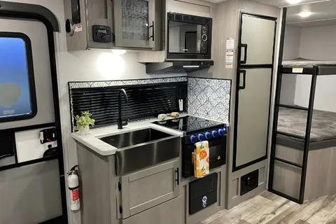 Maria's Coleman 1905bh Travel Trailer