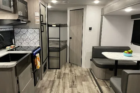 Maria's Coleman 1905bh Travel Trailer