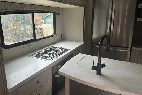 Luxury Forest River SANDPIPER 38' Fifth Wheel - Sleeps 6