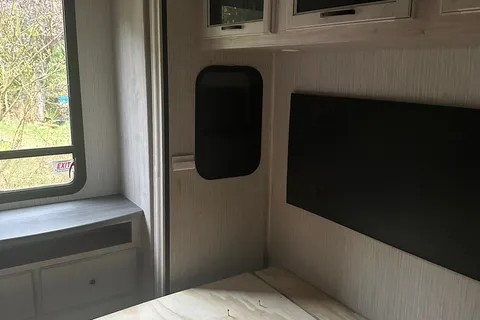 Luxury Forest River SANDPIPER 38' Fifth Wheel - Sleeps 6