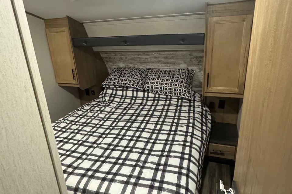 GMs Arctic wolf Fifth Wheel